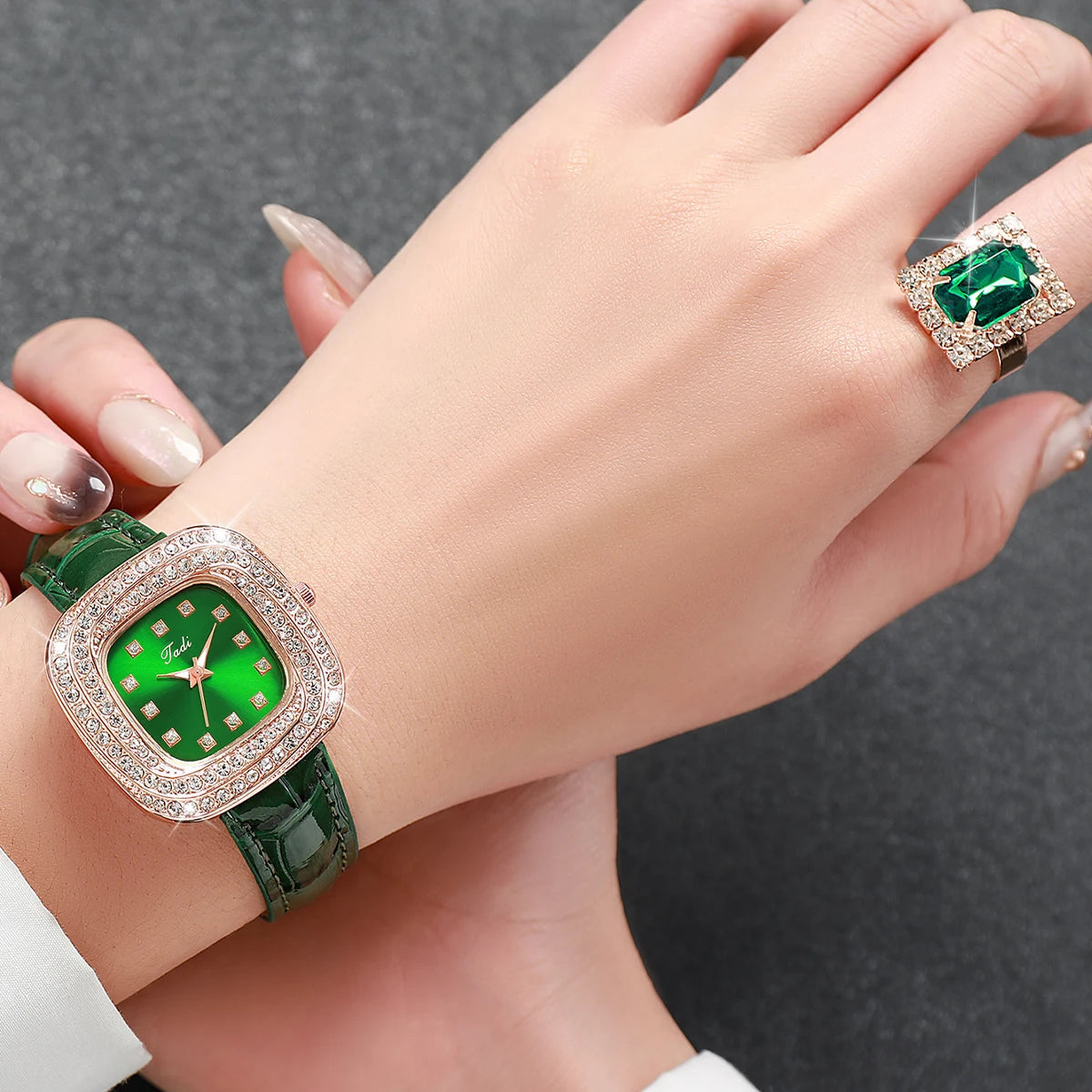 Fashion Full Diamond Square Women's Watch Leather Strap Quartz Watch Luxury Green Diamond Jewelry Set  (without box) Jewelry Precision