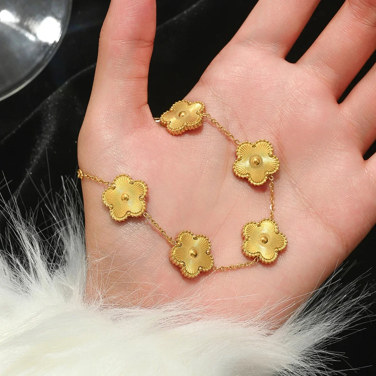 Europe And The United States Hot Stainless Steel Four-leaf Clover Lucky Bracelet Fashion Women's Nail Bracelet Gold Bangles Jewelry Precision